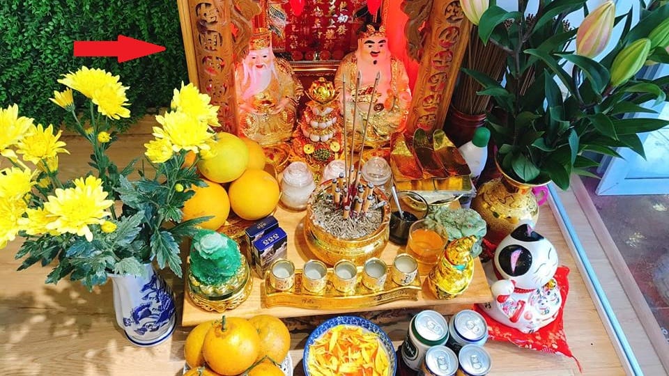 Có nên đặt mèo thần tài trên bàn thờ thần tài, ông địa không ?